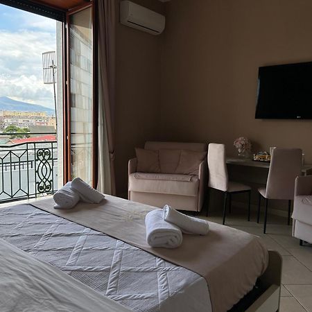 Home Elisabet Napoli Bagian luar foto