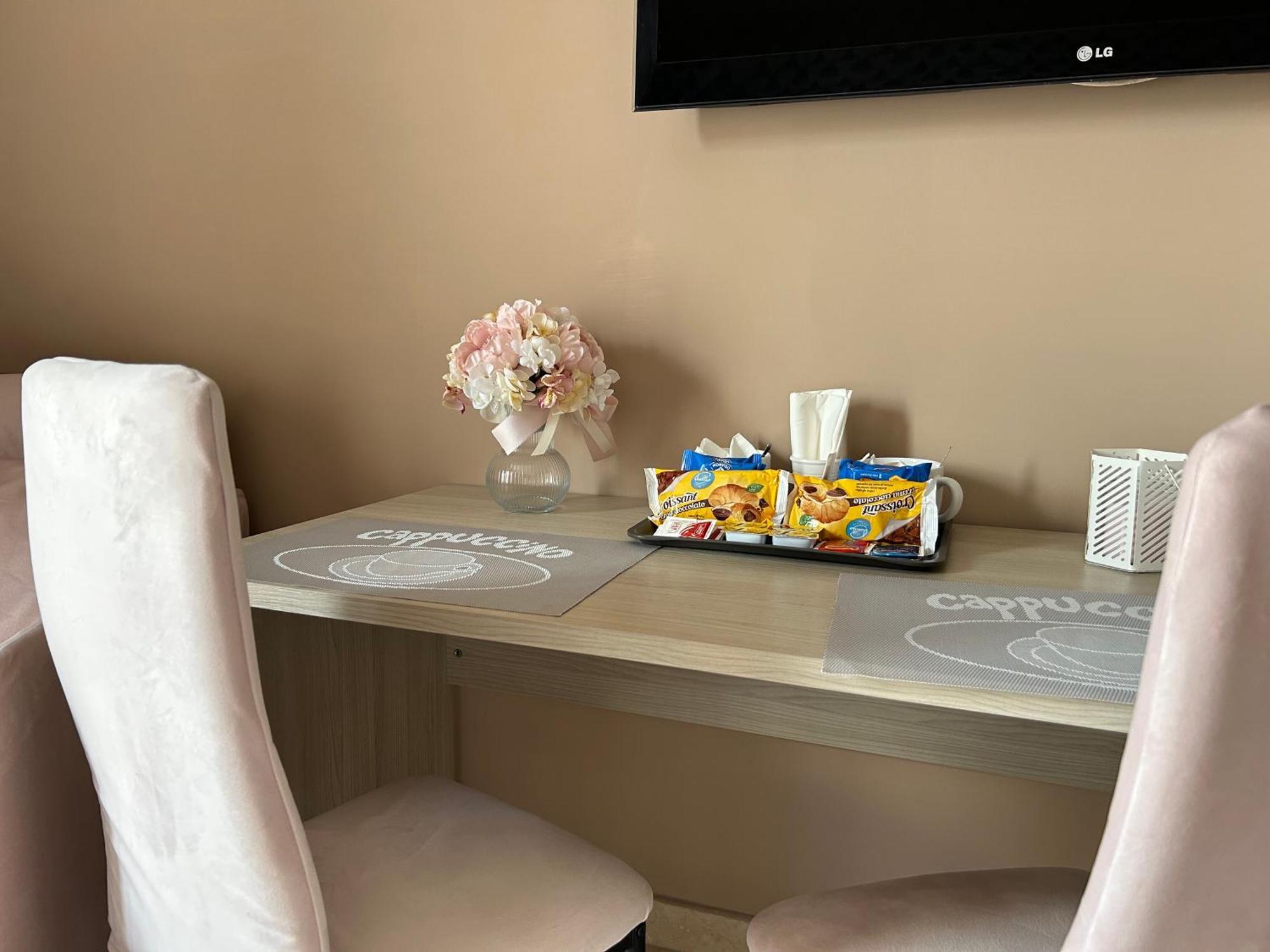 Home Elisabet Napoli Bagian luar foto