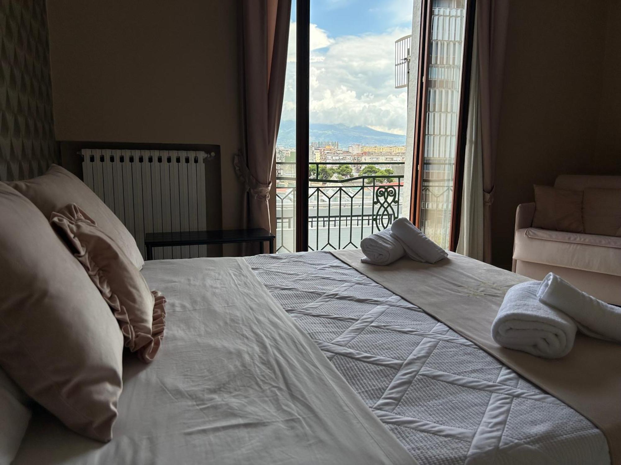 Home Elisabet Napoli Bagian luar foto