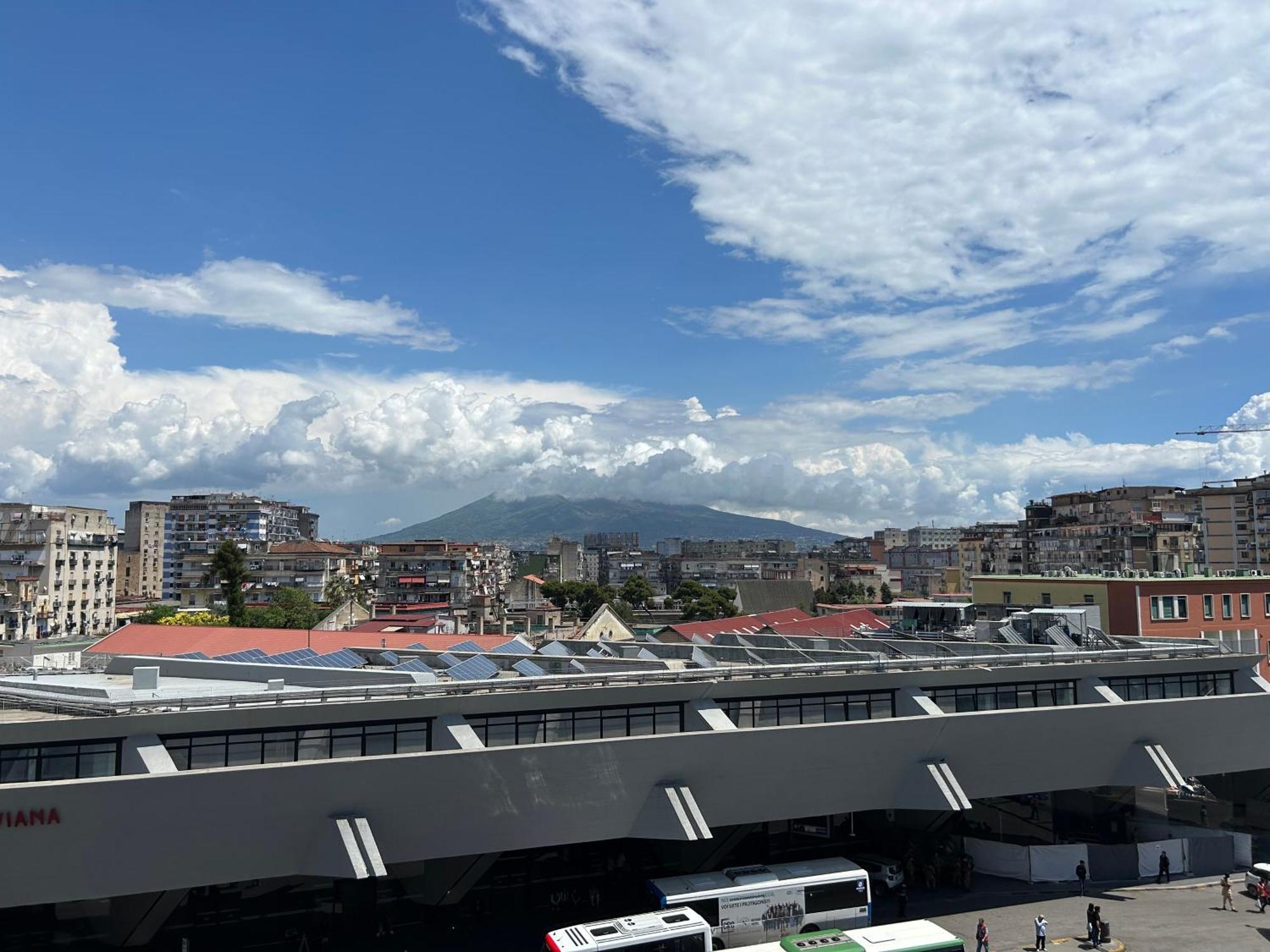 Home Elisabet Napoli Bagian luar foto
