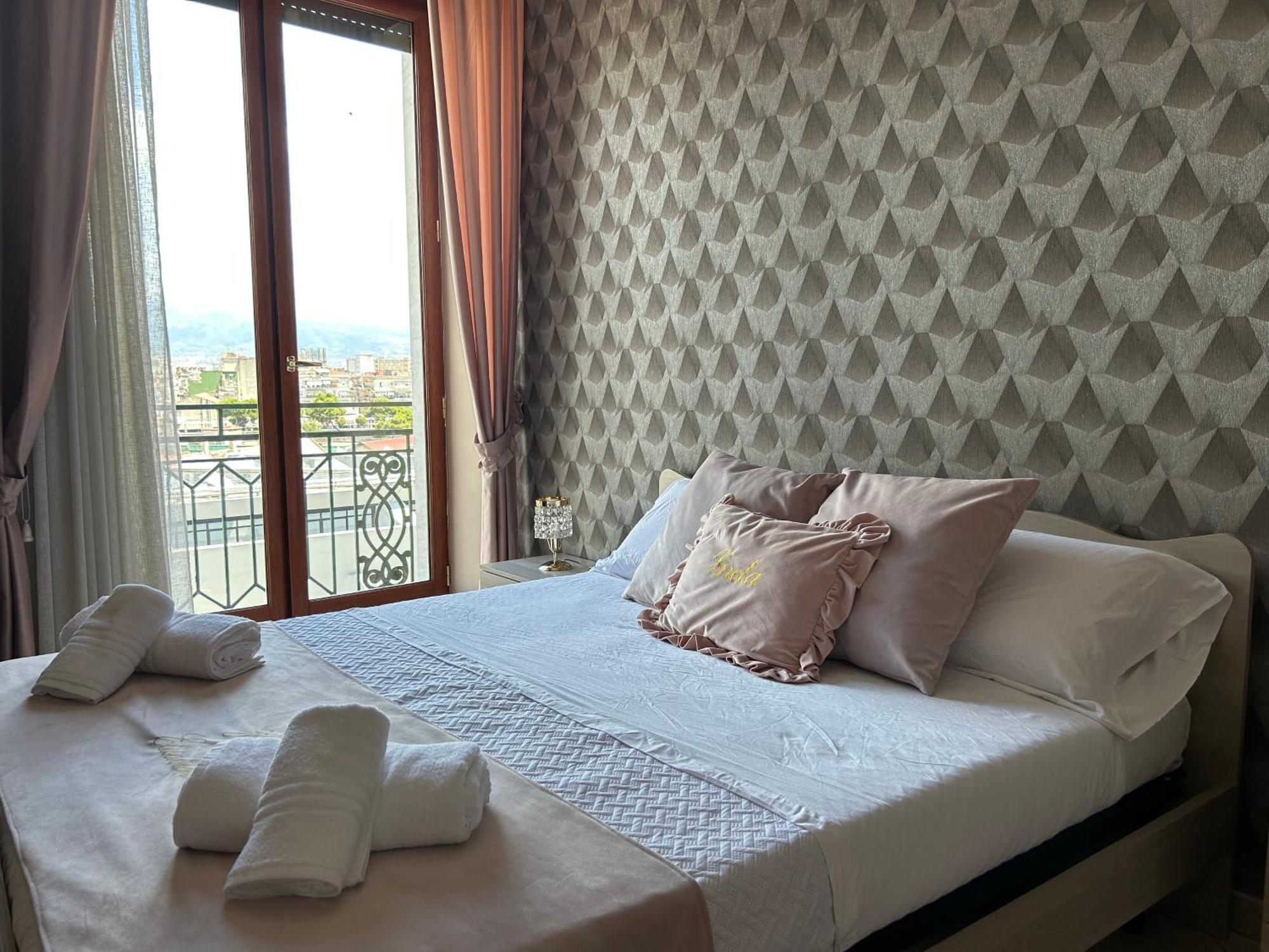 Home Elisabet Napoli Bagian luar foto