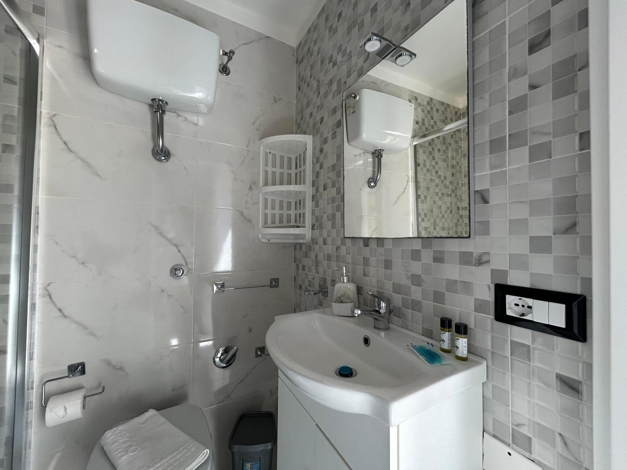 Home Elisabet Napoli Bagian luar foto
