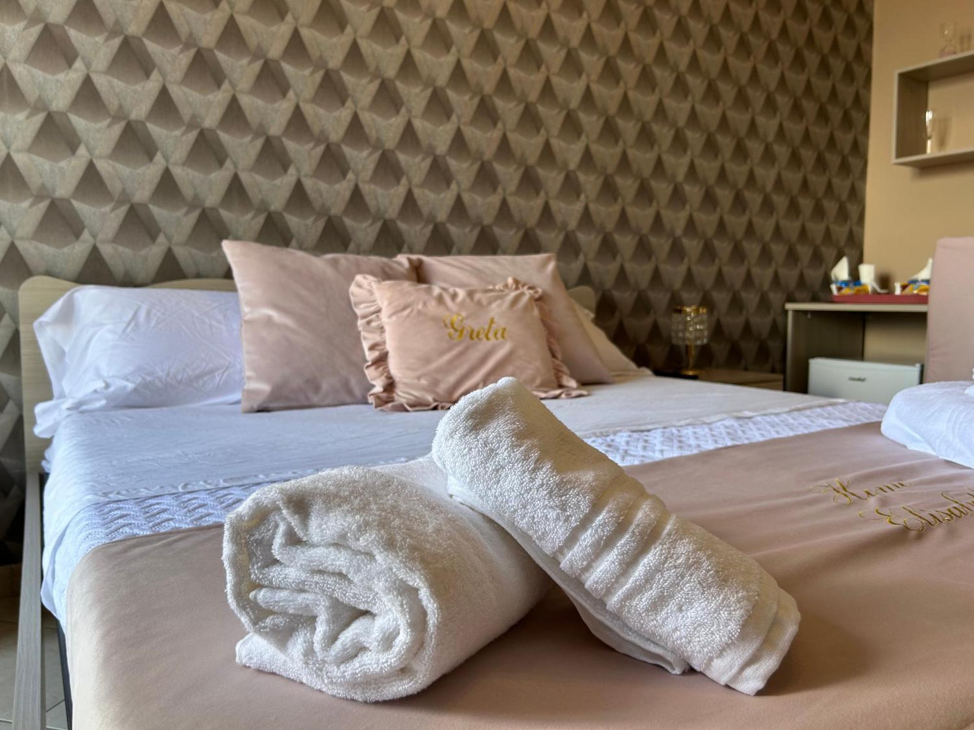 Home Elisabet Napoli Bagian luar foto