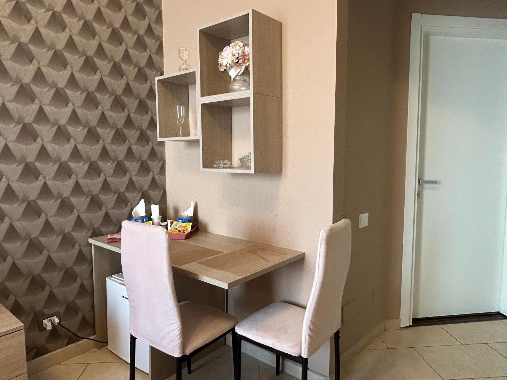 Home Elisabet Napoli Bagian luar foto