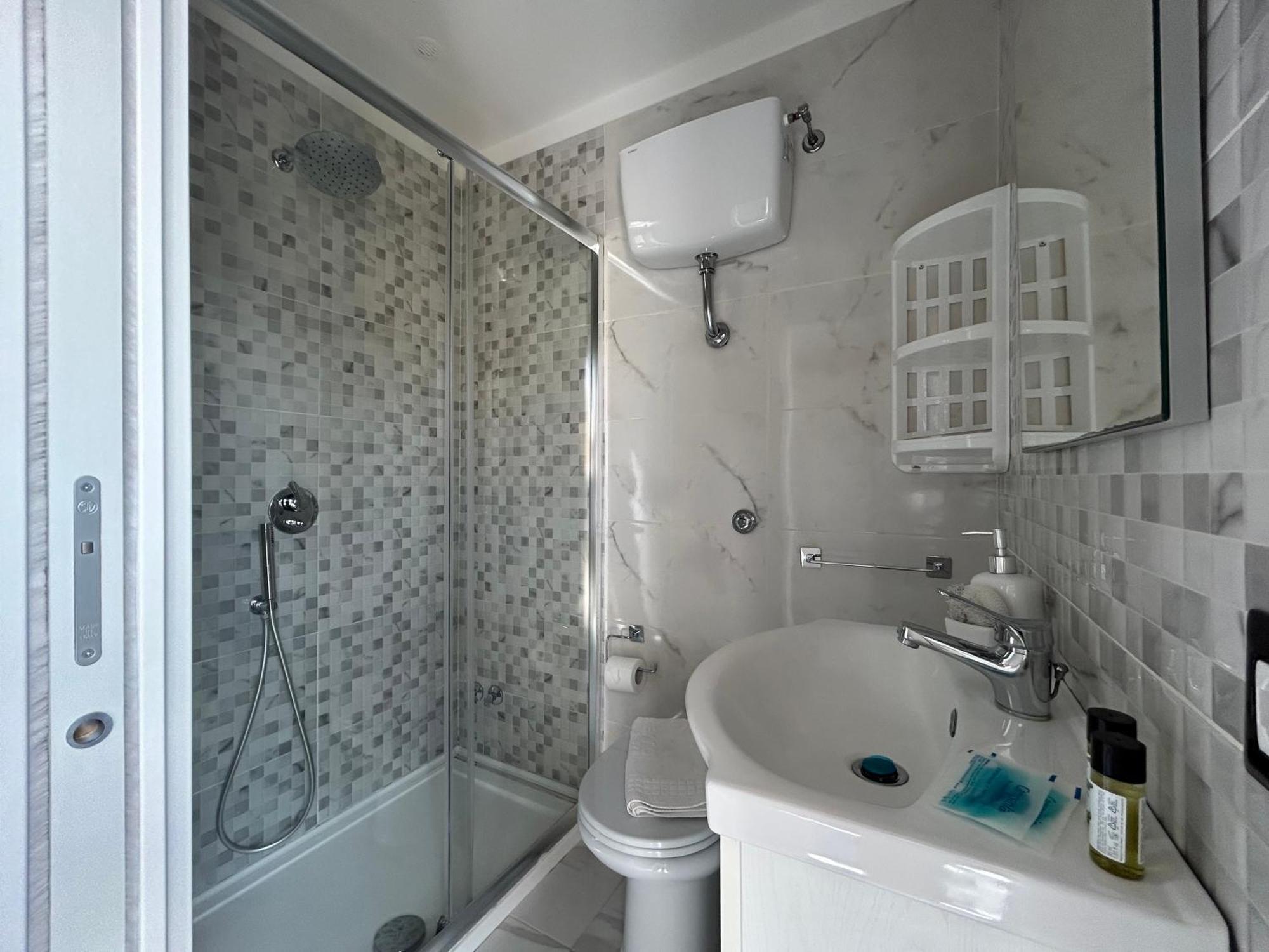 Home Elisabet Napoli Bagian luar foto