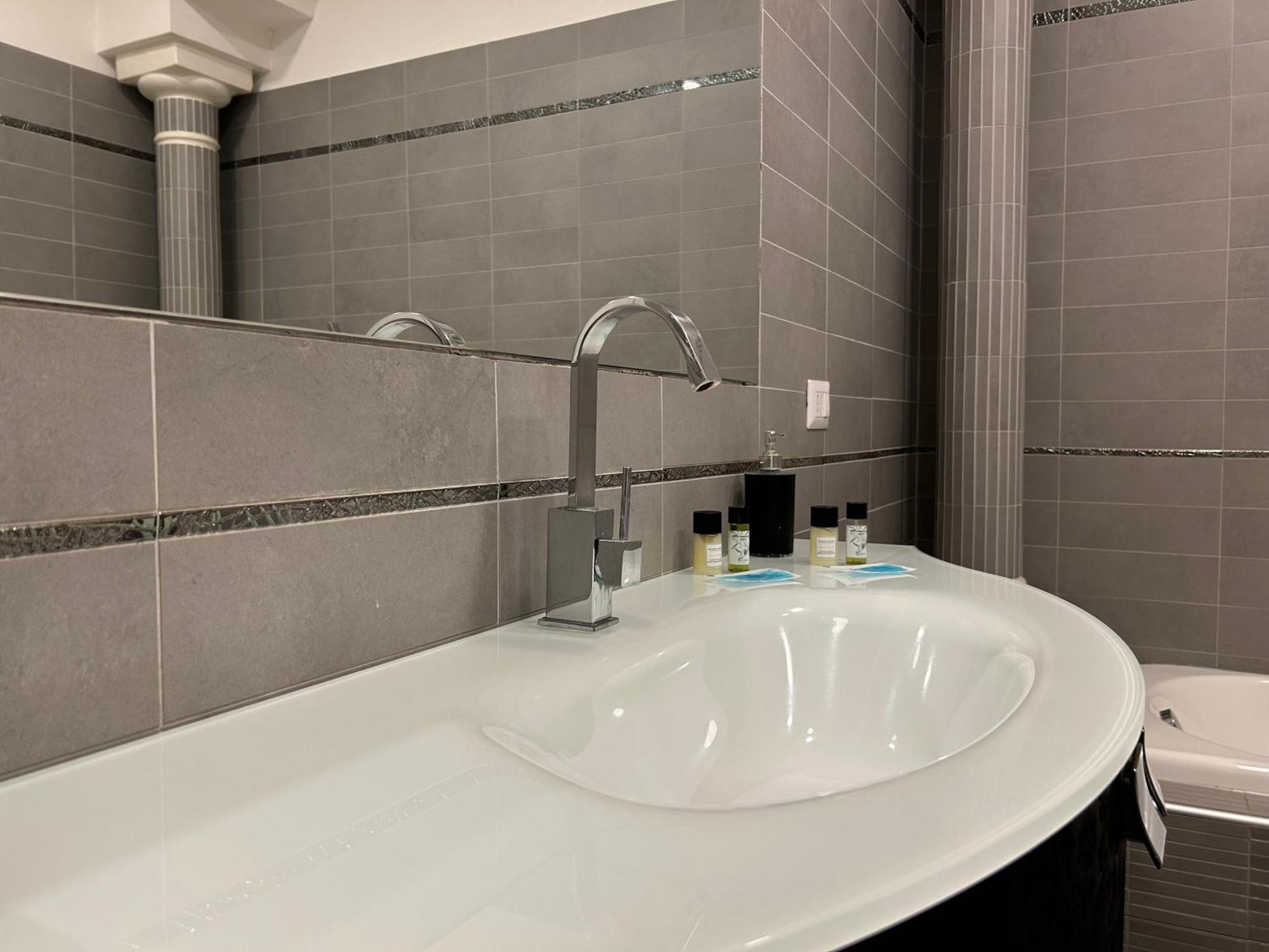 Home Elisabet Napoli Bagian luar foto